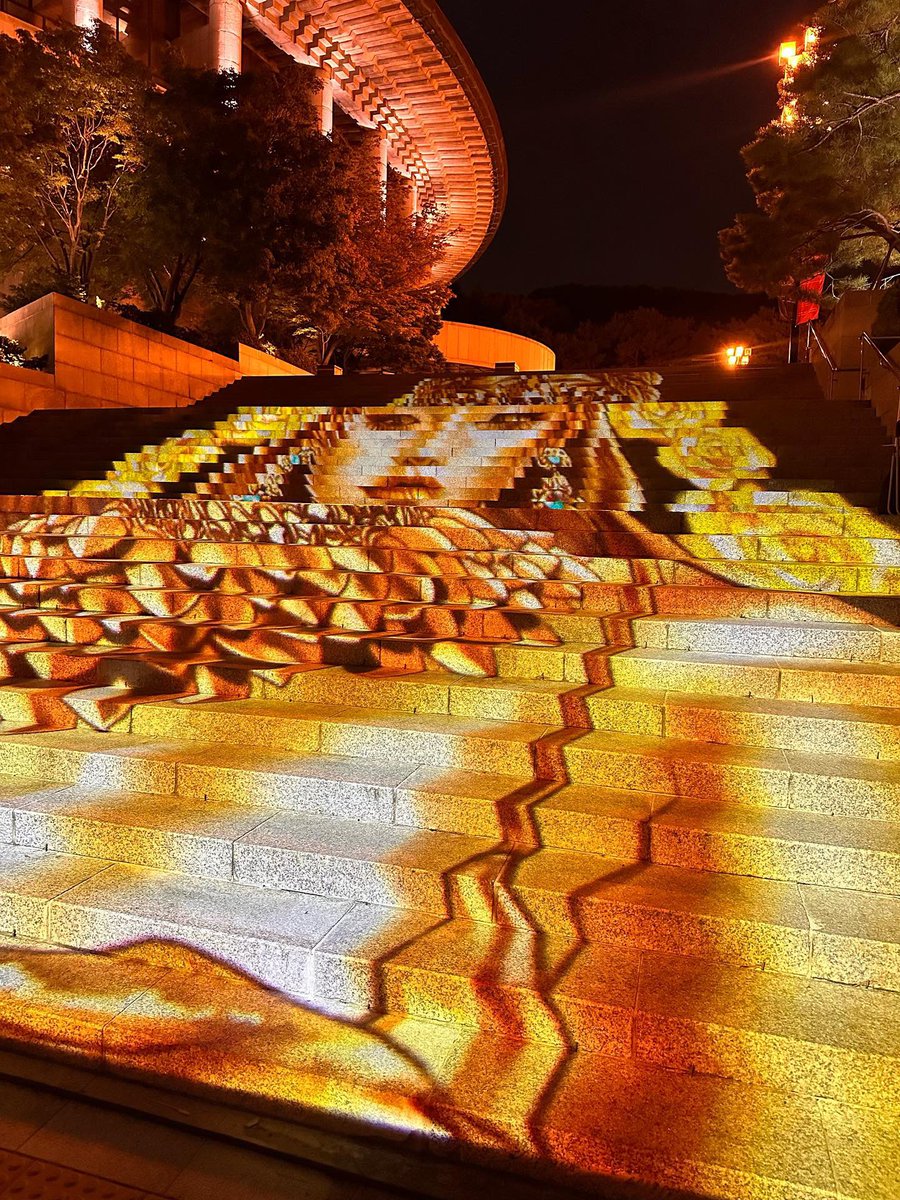 The golden stairs of the Seoul Arts Center✨

#SuperNormal #DAS 
<a href="/SuperNormal/">SUPERNORMAL (🍯)</a> <a href="/DAS_UNIVERSE/">DASVERSE</a>