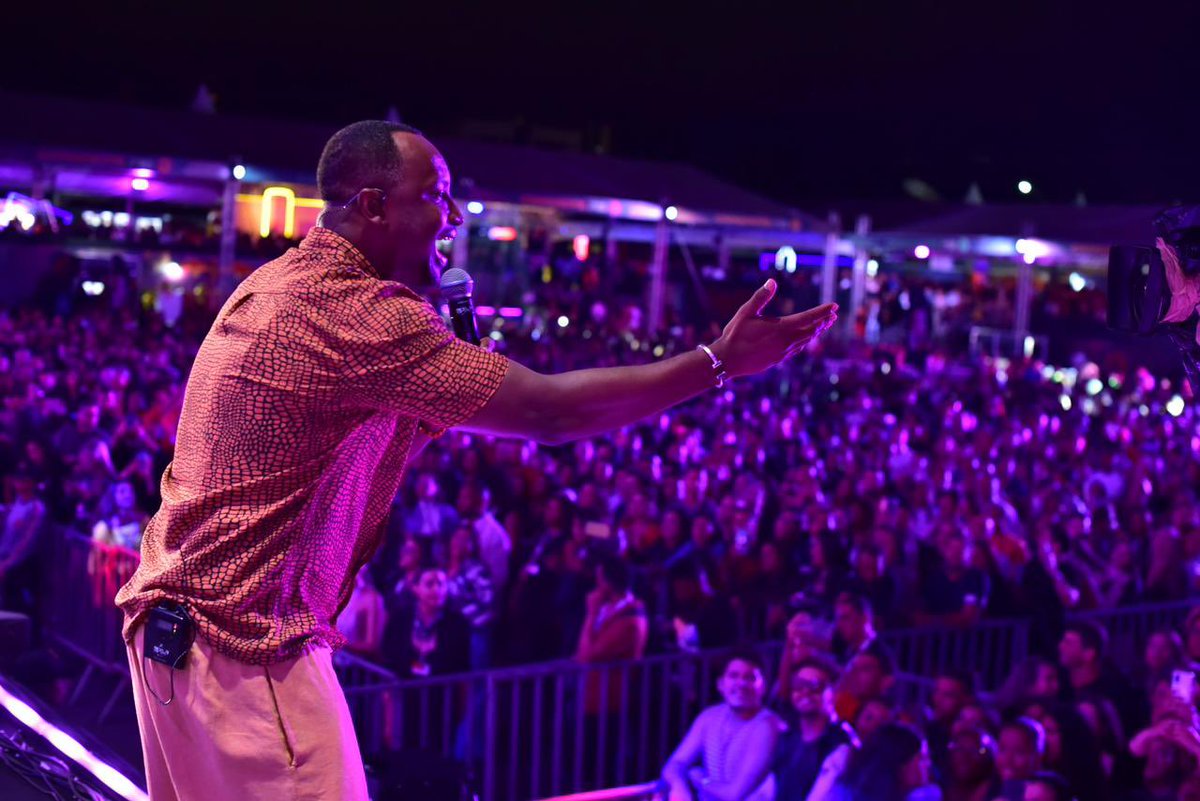 BahiaFM88's tweet photo. @thiaguinhocomth é muito envolvente! 😍 Ele segue arrancando muitos sorrisos do público no @fib. Estamos transmitindo ao vivo!! https://t.co/RzxWQ6KgTe
.
#bahiafm #alegriatododia #FIB23 https://t.co/0IFb1ZIlnm