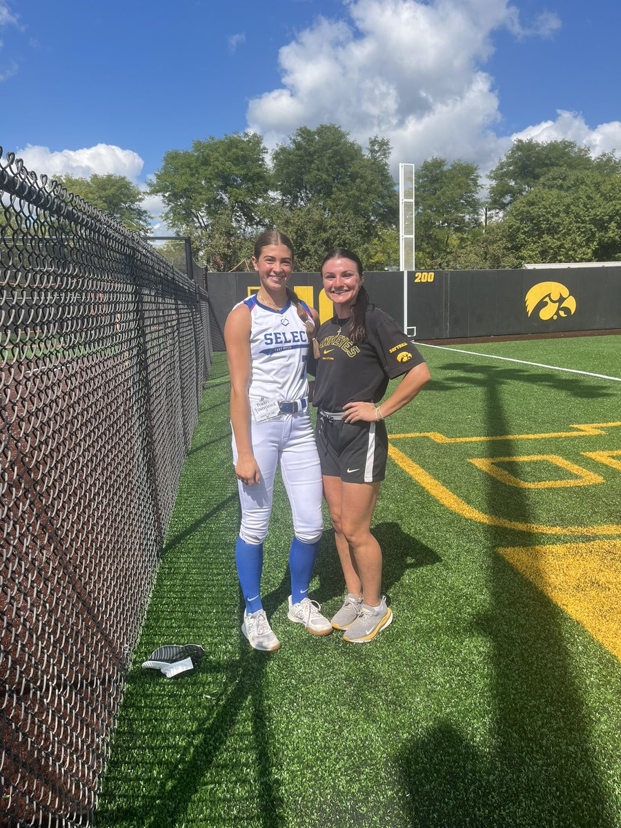 AudriYoungblood's tweet image. Thank you @iowasoftball for hosting such an amazing camp‼️ I had a great time working with @CoachRGillispie @_CoachLevin and the rest of the Iowa staff and players. So fun to work out on the new field! GO HAWKS!💛 @ejonesrockchalk @SelectFP06