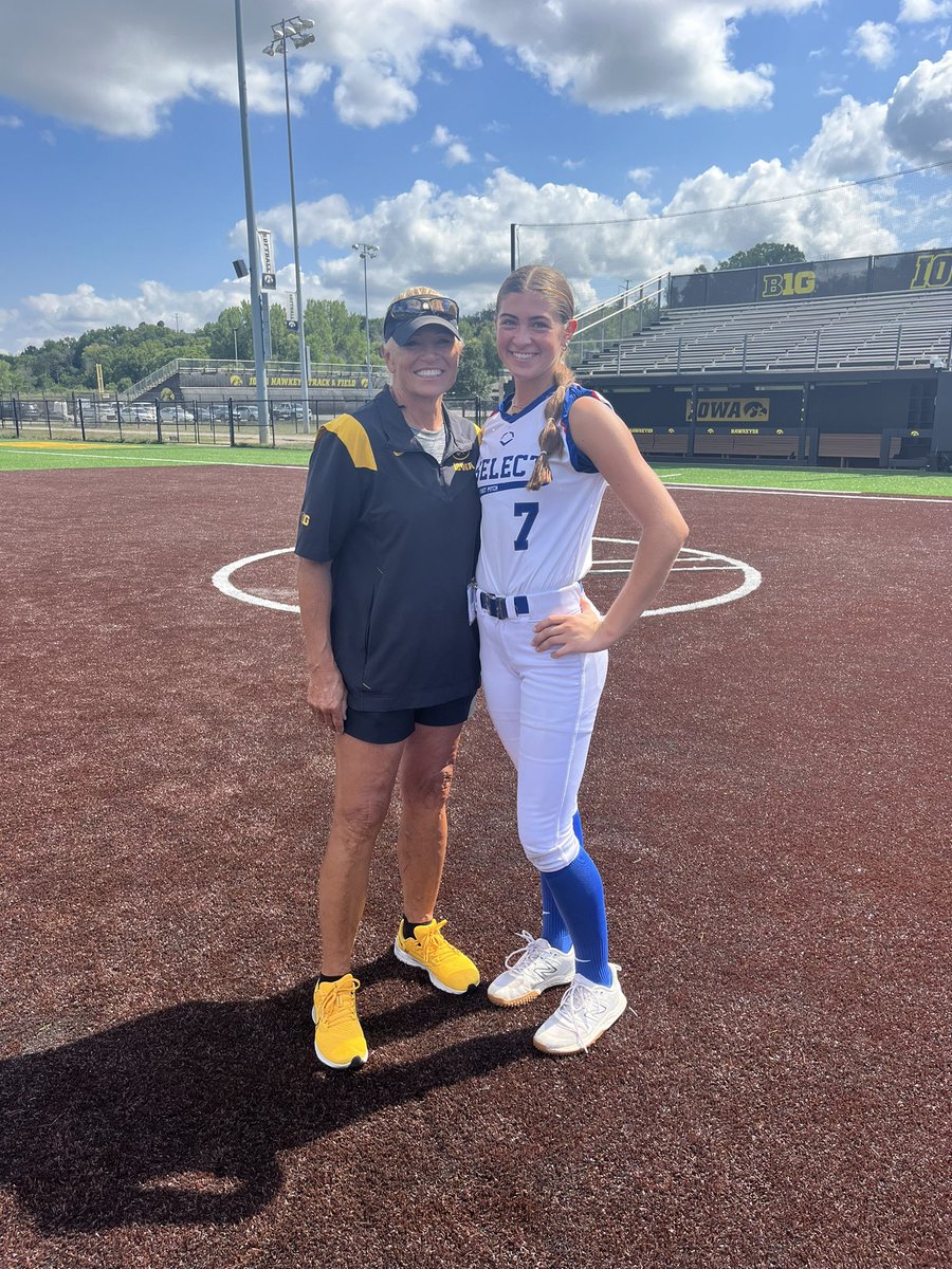 AudriYoungblood's tweet image. Thank you @iowasoftball for hosting such an amazing camp‼️ I had a great time working with @CoachRGillispie @_CoachLevin and the rest of the Iowa staff and players. So fun to work out on the new field! GO HAWKS!💛 @ejonesrockchalk @SelectFP06