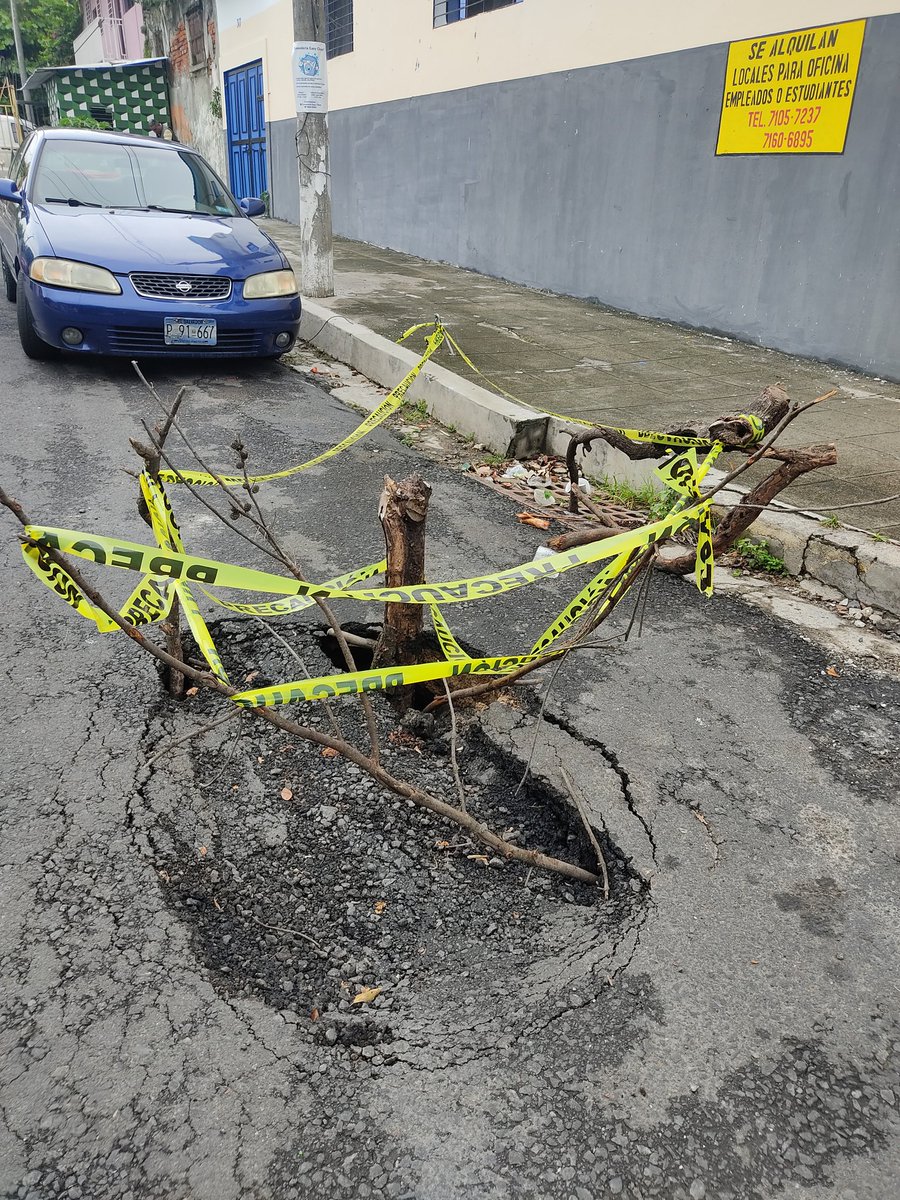 into_stanley's tweet photo. Realmente ignoro a quien le corresponde dar solución pero etiquetare a los que considero y tal vez me ayudan dando RT @alcaldia_ss @ANDASV @ObrasPublicasSV   sobre la calle Sevilla en la colonia providencia, San Salvador 
Ayuda @LaMaraDice @SanJacintoSV https://t.co/oC6EUqYjqR
