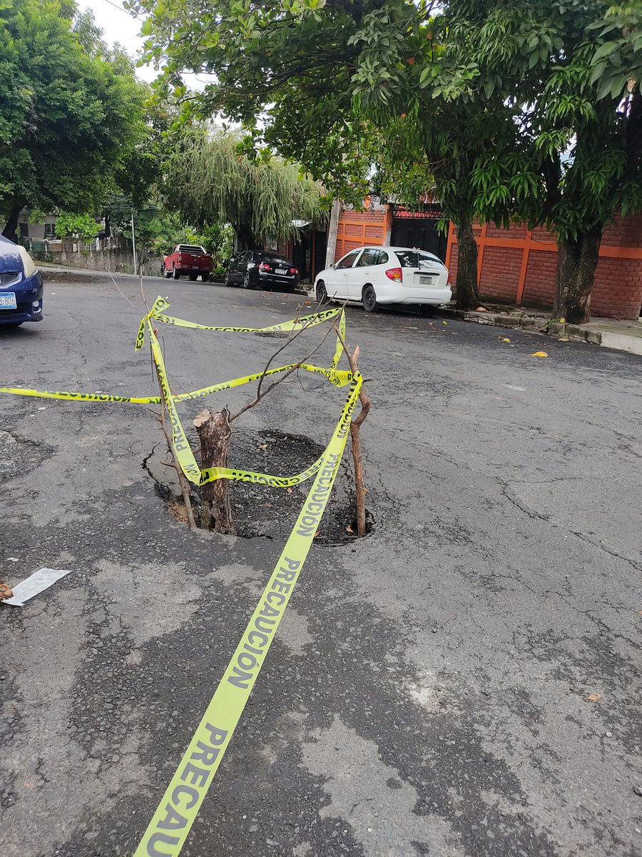 into_stanley's tweet photo. Realmente ignoro a quien le corresponde dar solución pero etiquetare a los que considero y tal vez me ayudan dando RT @alcaldia_ss @ANDASV @ObrasPublicasSV   sobre la calle Sevilla en la colonia providencia, San Salvador 
Ayuda @LaMaraDice @SanJacintoSV https://t.co/oC6EUqYjqR