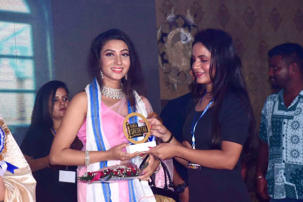 D_Chittrali's tweet photo. Receiving prestigious 
Banga sreshtha samman #awardnight #bangasamman https://t.co/BLdxxg4HBD