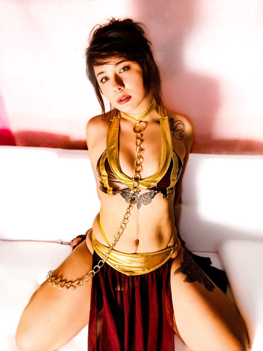 EllieDND's tweet photo. If you’re a stuck up, half witted, scruffy looking Nerf herder you might be just my type 😜 I had so much fun with this Hutt Slayer Leia shoot!   https://t.co/XKbZvNZBvb #nsfwcontent #sellincontent #onlyfan #princessleia #nsfwcosplay https://t.co/8VhOfWCWJQ