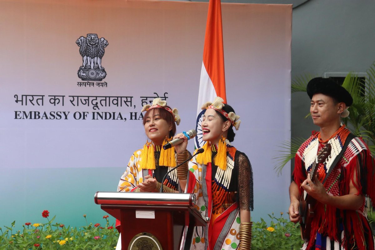 kuvelutetseo's tweet image. #IndependenceDay #Hanoi #Embassyofindia  @TetseoSisters @AmbHanoi #sarejahanseacha What an honour it was to sing and represent India on 15th August 💜Hiyohey!!!