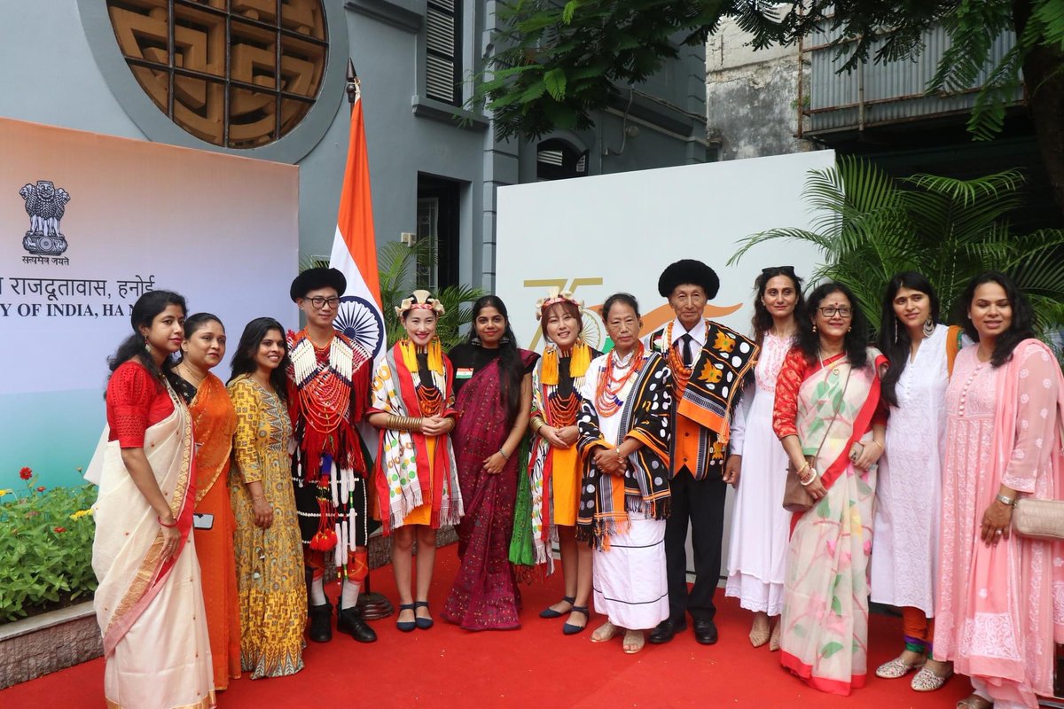 kuvelutetseo's tweet image. #IndependenceDay #Hanoi #Embassyofindia  @TetseoSisters @AmbHanoi #sarejahanseacha What an honour it was to sing and represent India on 15th August 💜Hiyohey!!!