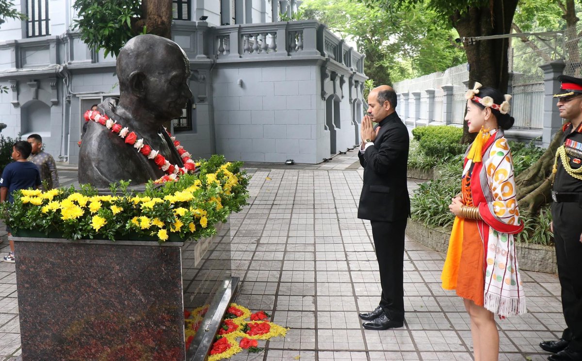 kuvelutetseo's tweet image. #IndependenceDay #Hanoi #Embassyofindia  @TetseoSisters @AmbHanoi #sarejahanseacha What an honour it was to sing and represent India on 15th August 💜Hiyohey!!!