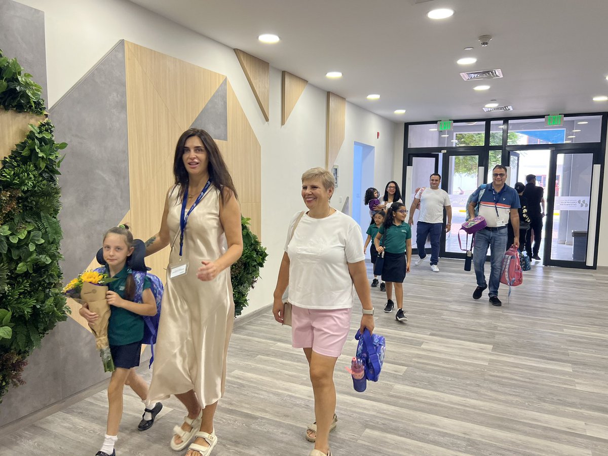 raquelnahas's tweet image. And we’re back! Lots of smiling faces this morning as we welcome all students and kick off a great 2023-24 academic year! #BeHappyBeGIS