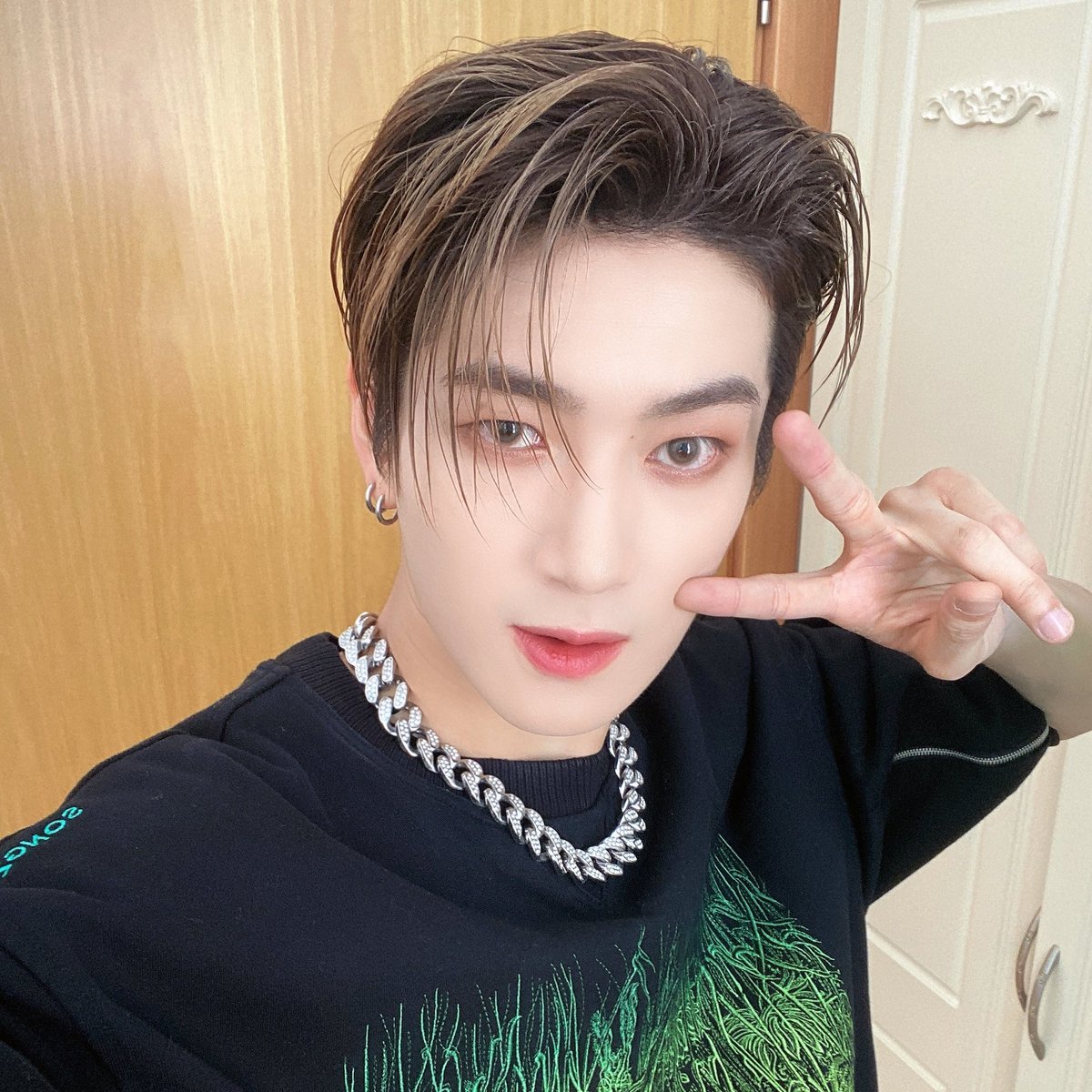 iloveyouhavit's tweet photo. Happy birthday beautiful soul, you're really a wonderful person. Don't worry about what people say, that you look cold. We friendz know you're as sweet as a pot of honey 🍯
Have a great day Choonghyun 💗💗💗
#BirthdayOfYoonwoo #BOYW
#행운_가득한_윤우의_탄생일
#HAPPY_YOONWOO_DAY https://t.co/OwhHbaCQlU