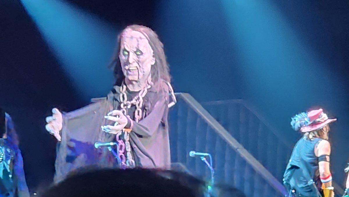 AHolyCorndog's tweet photo. Saw Filter, Ministry, Alice Cooper, and Rob Zombie tonight. What a fucking show. Been listening to RZ since I was a kid, and I'm so fucking happy to finally see him live https://t.co/Q3n0Bso6or