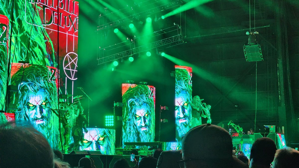 AHolyCorndog's tweet photo. Saw Filter, Ministry, Alice Cooper, and Rob Zombie tonight. What a fucking show. Been listening to RZ since I was a kid, and I'm so fucking happy to finally see him live https://t.co/Q3n0Bso6or