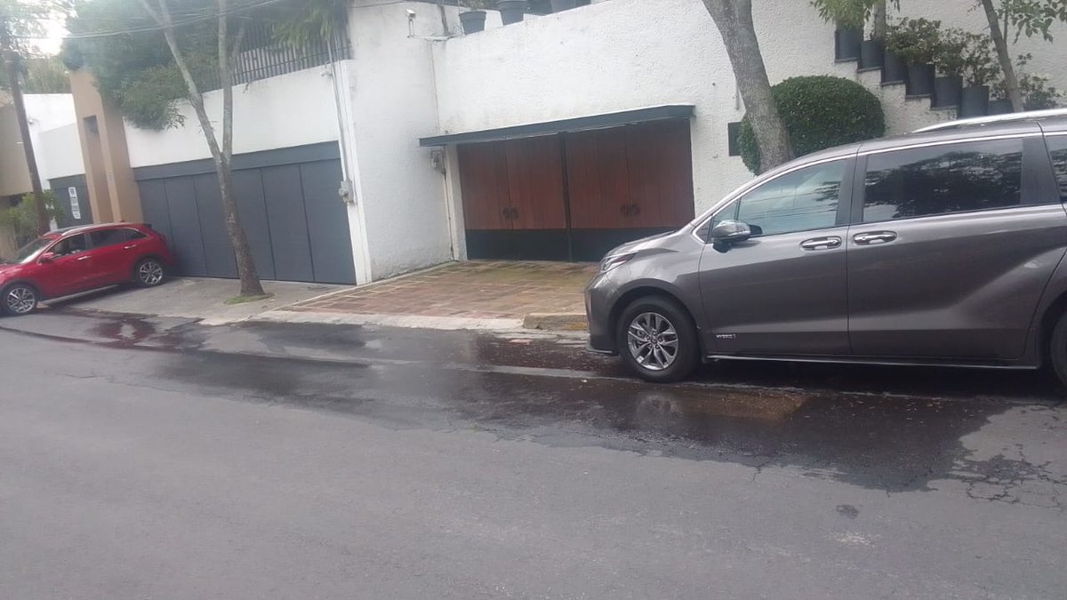 FUGA DE AGUA.
Loma de Tlapexco #89
Lomas de Vista Hermosa
Cuajimalpa 05100
<a href="/Alcaldia_DGODU/">Dirección General de Obras y Desarrollo Urbano</a> 
@AlcCuajimalpa 
@SacmexCDMX 
Por su atención gracias!