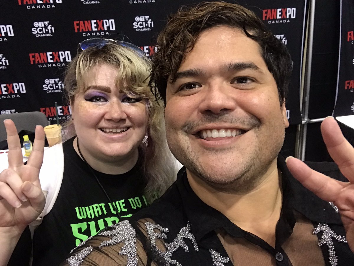 vicewares's tweet photo. pics from fanexpo canada! got my art signed by @HARVEYGUILLEN &amp; some selfies 💖 https://t.co/UIQrYgI2M1