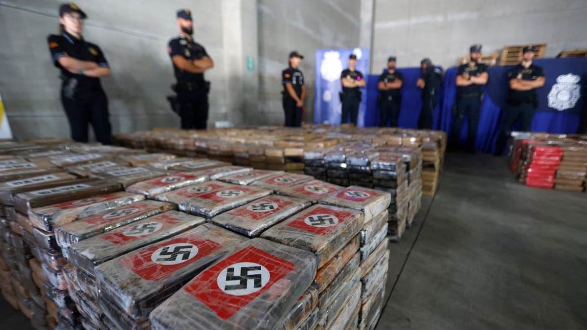 Maitre_Eolas's tweet photo. La police espagnole a intercepté à Algeciras 9,5 tonnes de cocaïne conditionnée. Arriverez-vous à repérer l’erreur du service marketing des trafiquants dans le choix de leur logo ? https://t.co/losJyU00Rh
