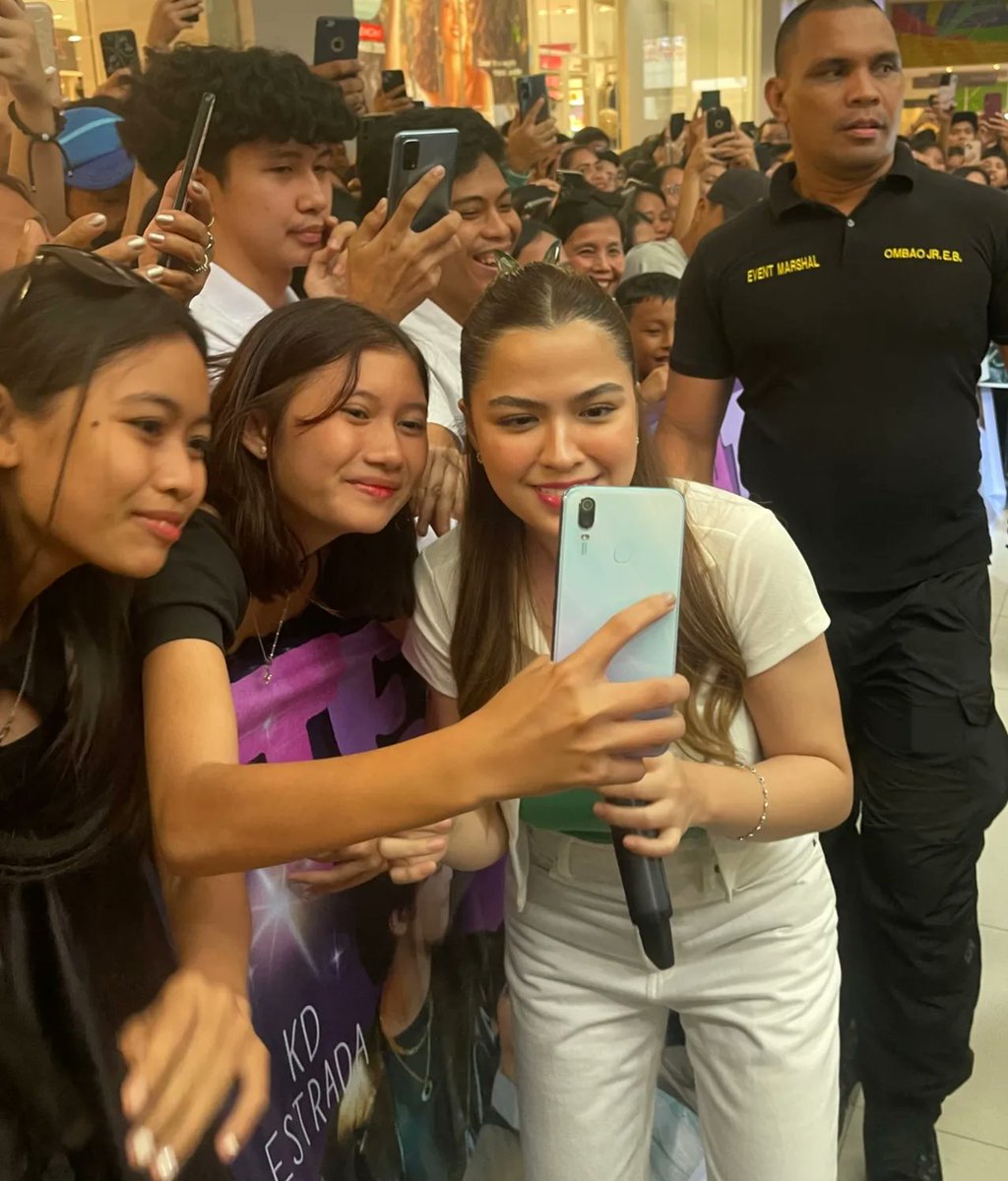 DreamscapePH's tweet photo. Alexa Ilacad for #KapamilyaKaravan #HigalaayFestival here at Centrio Mall, Cagayan De Oro! ✨ 

#PiraPirasongParaiso, tuwing Lunes hanggang Biyernes 3:00PM at tuwing Sabado 2:30PM sa Kapamilya Channel, Kapamilya Online Live, TV5, A2Z, at iWantTFC. 🧩 https://t.co/JZbRwZJQik
