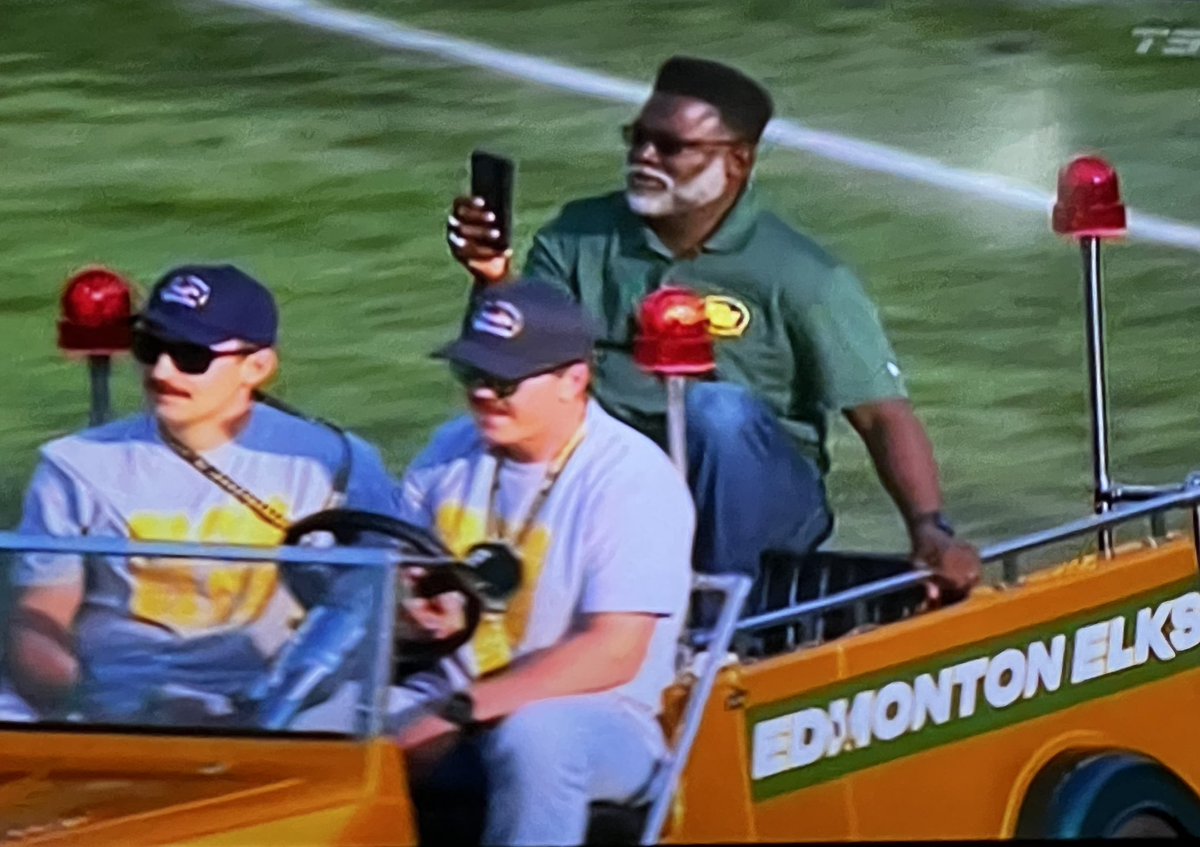 @GoElks  Years Ago the Esks had a Green and Gold full sized FIRETRUCK that used to do a field rotation on a TD.. WHO ELSE REMEMBERS?  #EdmontonAB