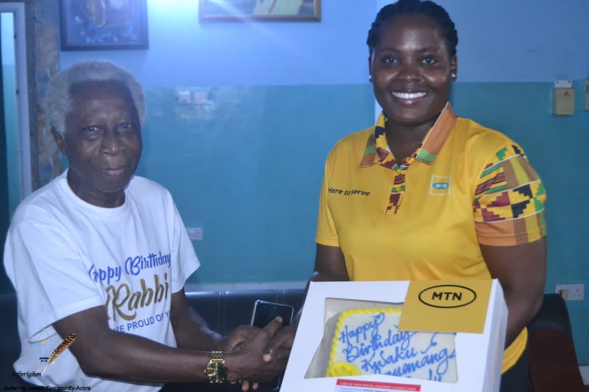 tnwgm_gh's tweet image. On the occasion of the Chief Rabbi&apos;s Birthday, @MTNGhana paid him a surprise visit. Thanks for the gift and well wishes. #EveryWhereYouGo!