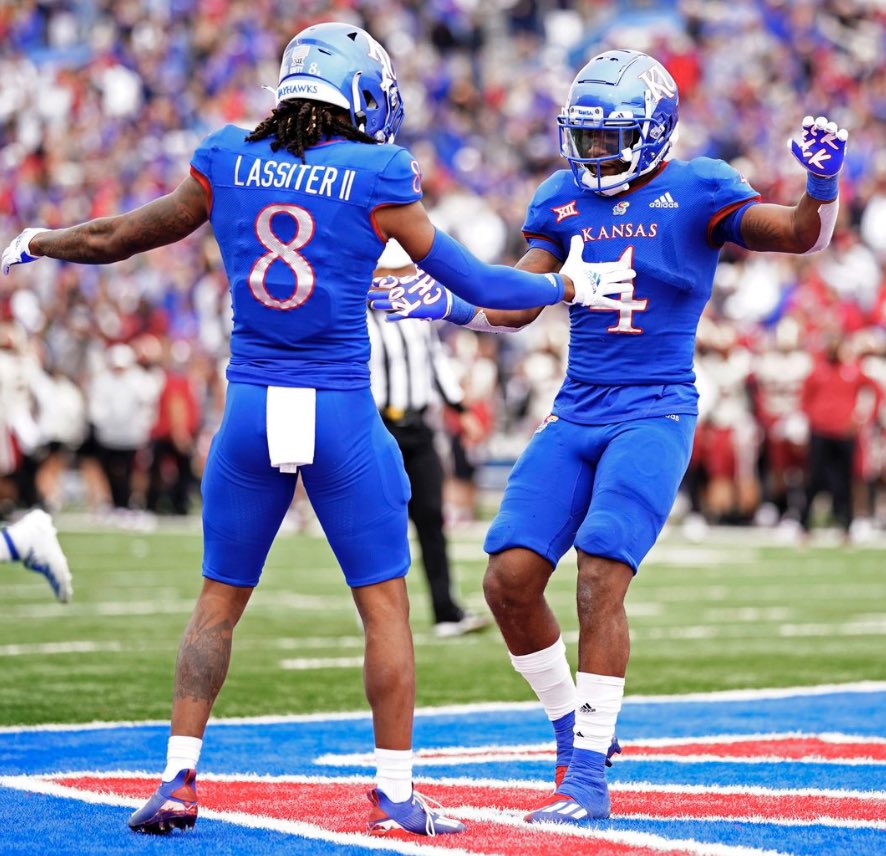 DeShaunLanier_'s tweet photo. Blessed to receive a offer from the University of Kansas🔵🔴#AGTG #RockChalk @Kotelnicki @CoachSimps @KU_Football @CoachLeipold @CVBigReds @RisingStars6 https://t.co/JYfokLF08k