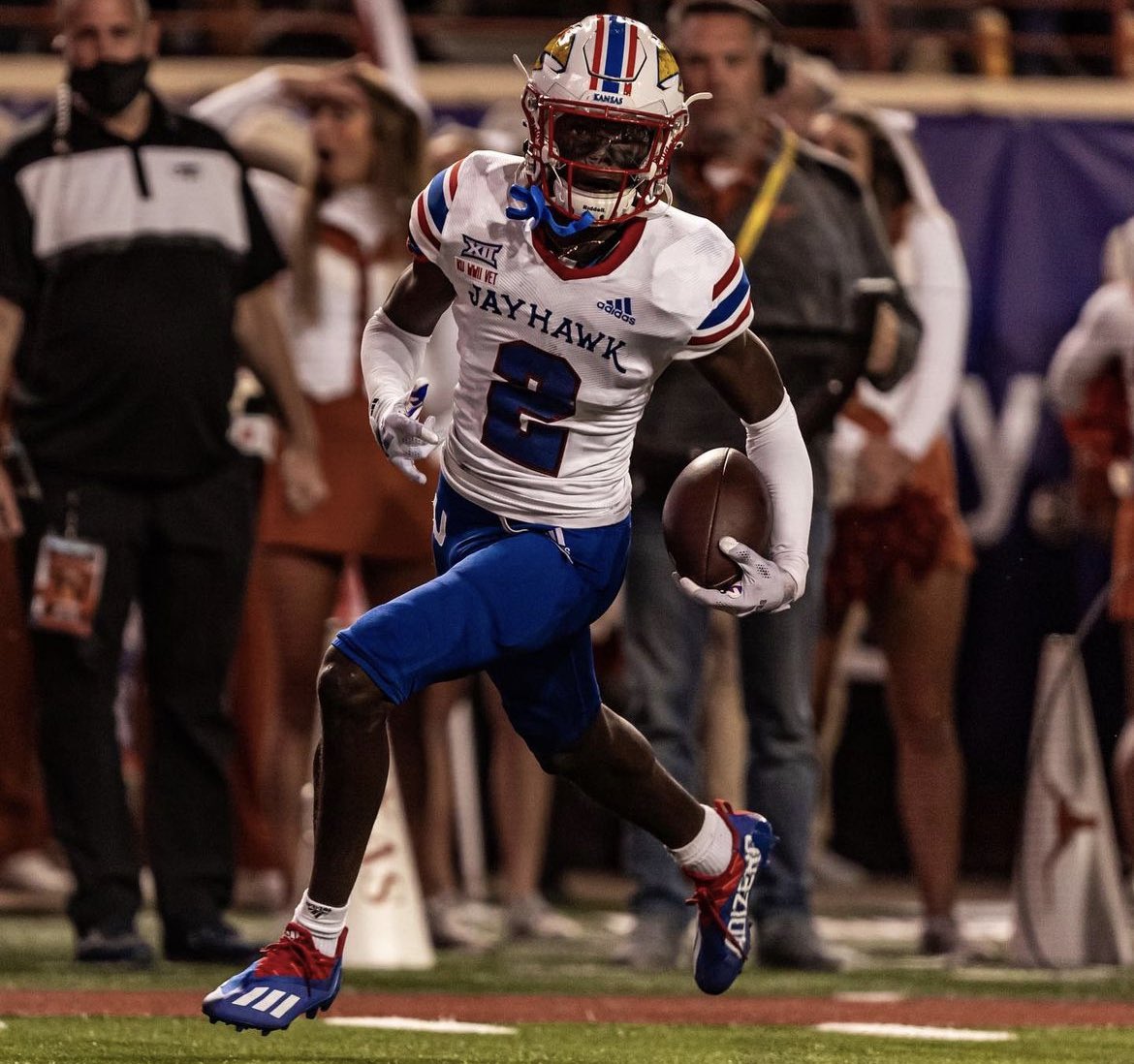 DeShaunLanier_'s tweet photo. Blessed to receive a offer from the University of Kansas🔵🔴#AGTG #RockChalk @Kotelnicki @CoachSimps @KU_Football @CoachLeipold @CVBigReds @RisingStars6 https://t.co/JYfokLF08k