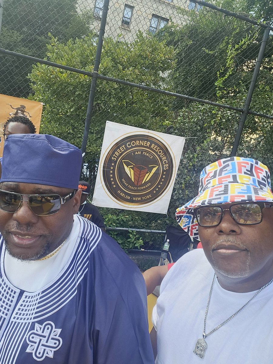 DBignoodles's tweet image. Hanging out with some Hip Hop greats this weekend...

#HipHop50 
#GregNice
#KoolMoeDee
#Awesome2