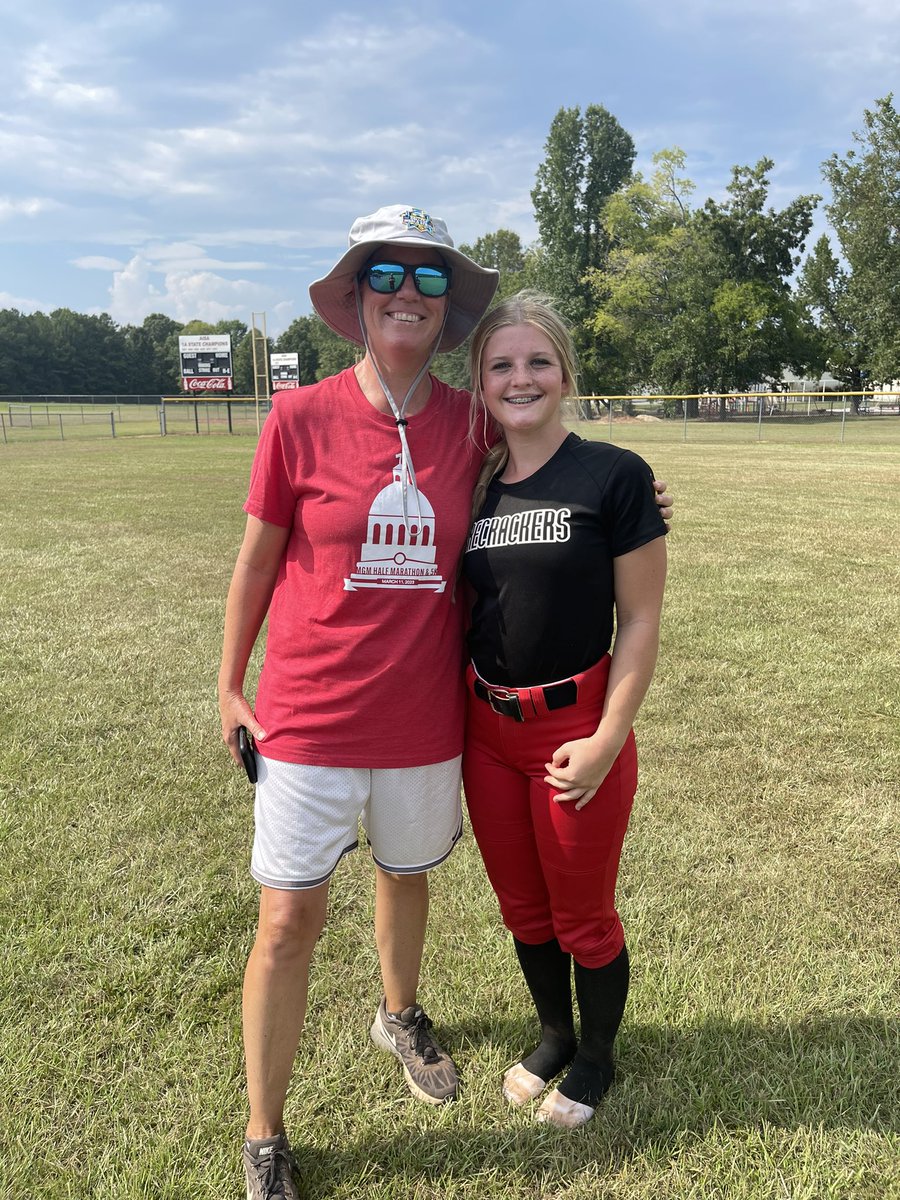 Hailey27Catcher's tweet photo. Had a great camp today with the @firecrackers26. Wanted to give a huge thank you to @BSherSB. You helped us so much today with the mental side of the game. “Great teams are player lead”. I can’t wait for this fall season. Go Firecrackers 🧨🧨 #FCFF https://t.co/xjbEe9LUTH