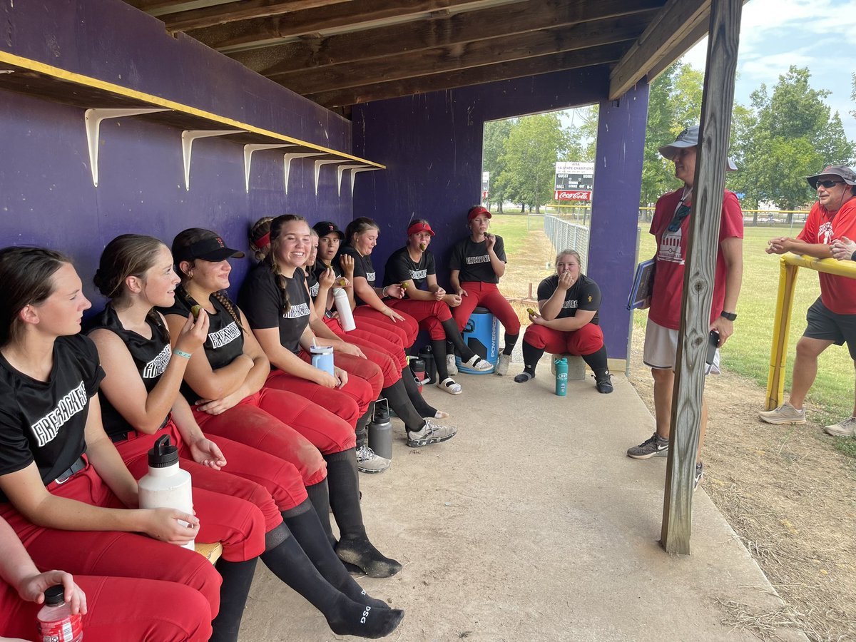 Hailey27Catcher's tweet photo. Had a great camp today with the @firecrackers26. Wanted to give a huge thank you to @BSherSB. You helped us so much today with the mental side of the game. “Great teams are player lead”. I can’t wait for this fall season. Go Firecrackers 🧨🧨 #FCFF https://t.co/xjbEe9LUTH