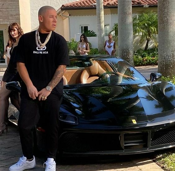 ThePrinciCoscu's tweet photo. Pa' que voy a cambiar a estas alturas
Si yo tengo mil mujeres, me he tirao mil aventuras
Y me encanta, si yo cambio todo se me desnivela
Así soy yo, el motherfucking Principe, Cosculluela. https://t.co/tgxfQEazlY