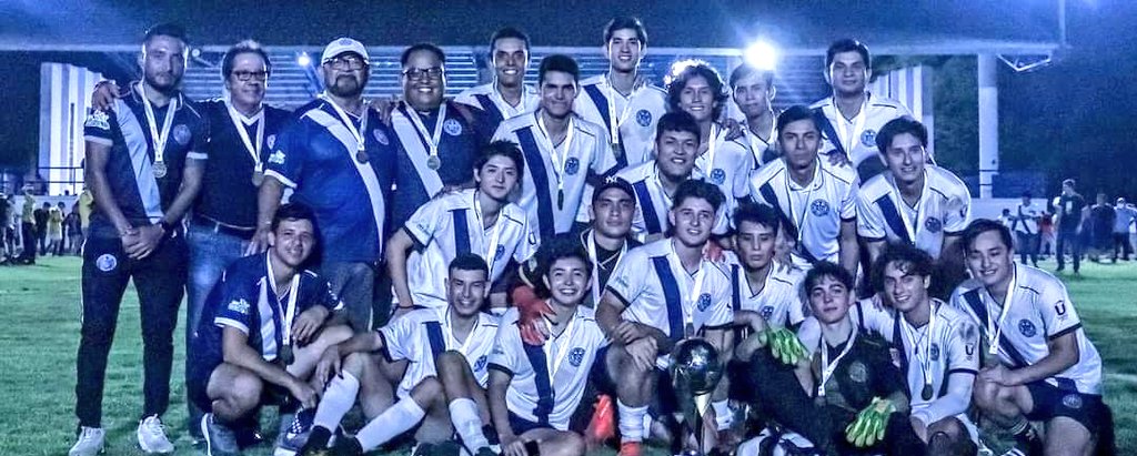 futbolyucateco's tweet photo. LA FRANJA SE LLEVÓ LA LIGA EN CADETES 🏆
🔹️🔵 El conjunto de Marco 'Profe' González ganó el torneo de liga 2022-2023 en la categoría juvenil. Los modelistas fueron líderes generales y derrotaron 3-2 (global) en la final por el título al representativo de @canteravenados
#LPY https://t.co/E7BLupTJ6K