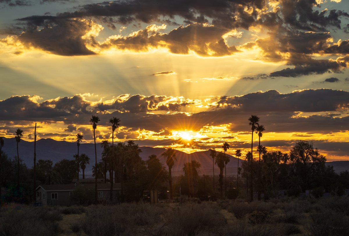 AnzaBResearch's tweet photo. The few clouds and the sunrise created some wonderful crepuscular rays this morning (Photos: Sicco Rood). https://t.co/mHWlWBGFls
