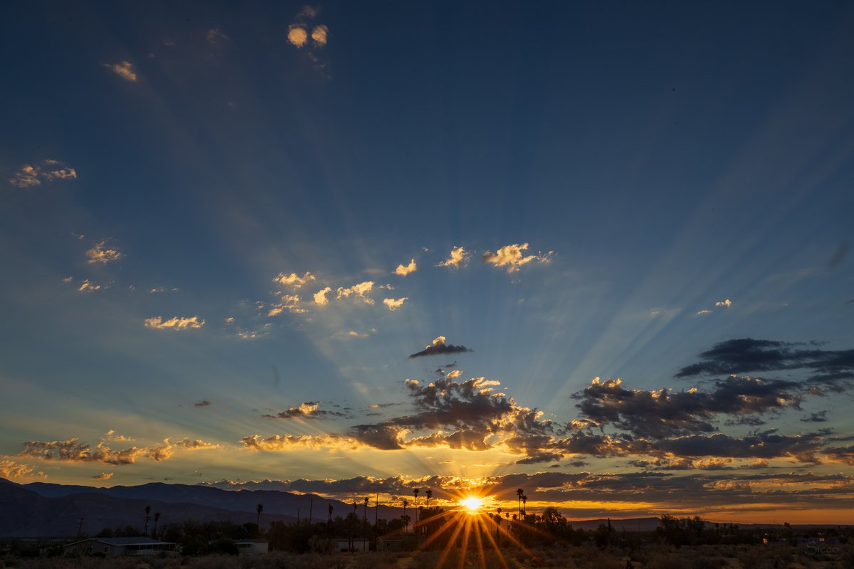 AnzaBResearch's tweet photo. The few clouds and the sunrise created some wonderful crepuscular rays this morning (Photos: Sicco Rood). https://t.co/mHWlWBGFls