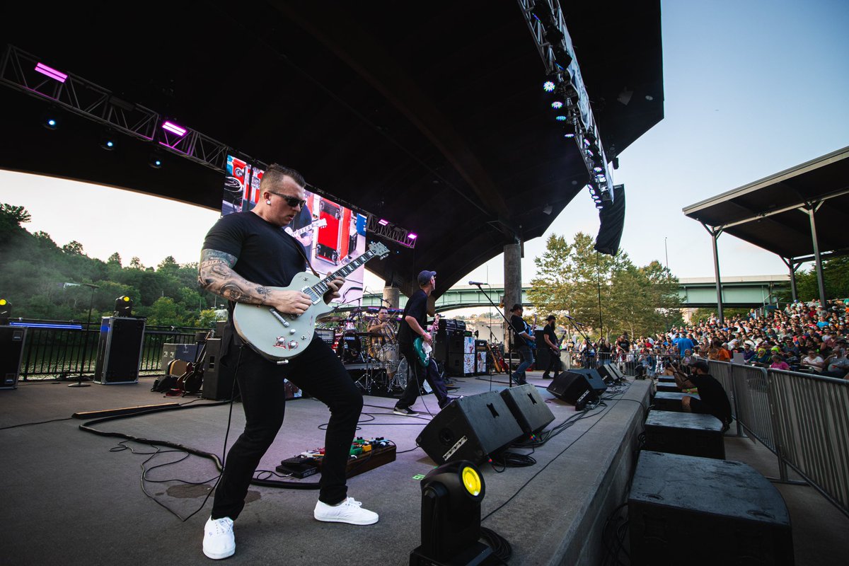JMillerBrand's tweet photo. Me and the @Motorcycle_DB boys kicked things off for @smashmouth in #MorgantownWV

📷 Dark Hills Media 
@ESPGuitarsUSA @evhgear https://t.co/MSCyXbMBke