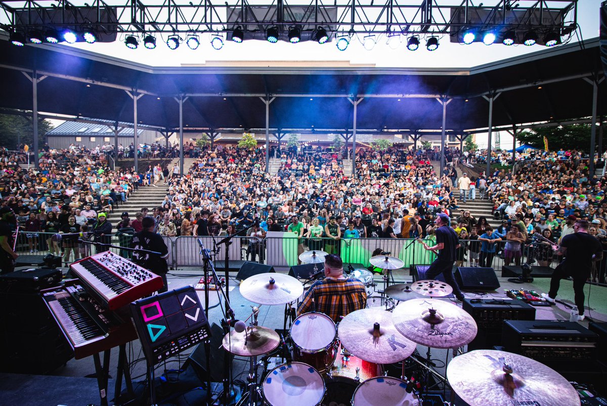 JMillerBrand's tweet photo. Me and the @Motorcycle_DB boys kicked things off for @smashmouth in #MorgantownWV

📷 Dark Hills Media 
@ESPGuitarsUSA @evhgear https://t.co/MSCyXbMBke