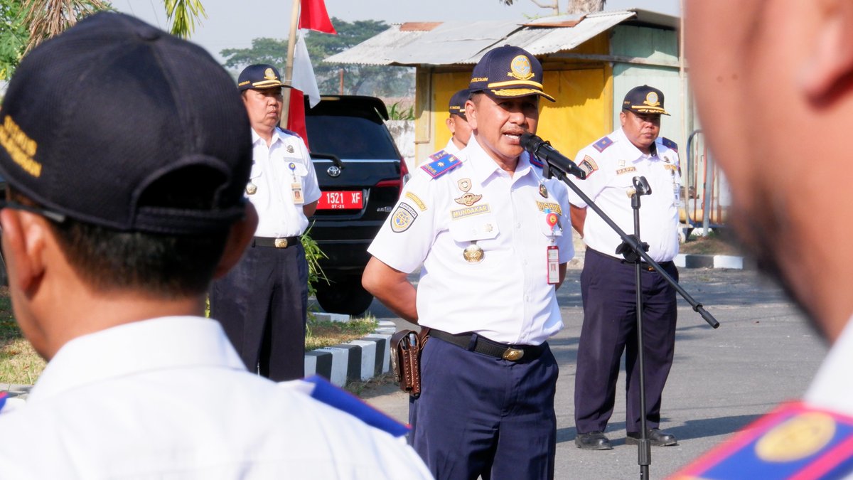 dishubgrobogan's tweet photo. Apel rutin di lingkungan kantor Dinas Perhubungan, Senin 28 Agustus 2023.
Apel pagi hari ini dipimpin langsung oleh Kepala Dinas Perhubungan, Bapak Mundakar, S.Sos., M.M. di halaman Kantor Dinas Perhubungan. https://t.co/299vljPXwS