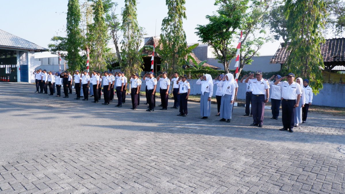 dishubgrobogan's tweet photo. Apel rutin di lingkungan kantor Dinas Perhubungan, Senin 28 Agustus 2023.
Apel pagi hari ini dipimpin langsung oleh Kepala Dinas Perhubungan, Bapak Mundakar, S.Sos., M.M. di halaman Kantor Dinas Perhubungan. https://t.co/299vljPXwS