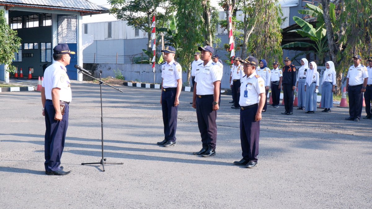 dishubgrobogan's tweet photo. Apel rutin di lingkungan kantor Dinas Perhubungan, Senin 28 Agustus 2023.
Apel pagi hari ini dipimpin langsung oleh Kepala Dinas Perhubungan, Bapak Mundakar, S.Sos., M.M. di halaman Kantor Dinas Perhubungan. https://t.co/299vljPXwS