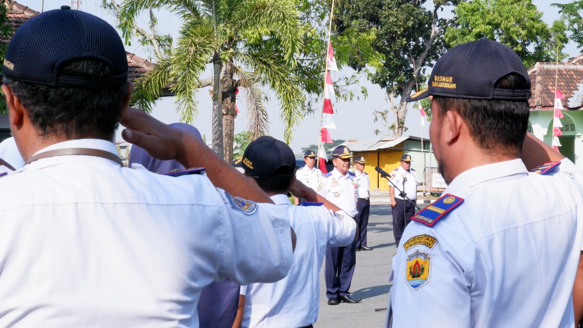 dishubgrobogan's tweet photo. Apel rutin di lingkungan kantor Dinas Perhubungan, Senin 28 Agustus 2023.
Apel pagi hari ini dipimpin langsung oleh Kepala Dinas Perhubungan, Bapak Mundakar, S.Sos., M.M. di halaman Kantor Dinas Perhubungan. https://t.co/299vljPXwS