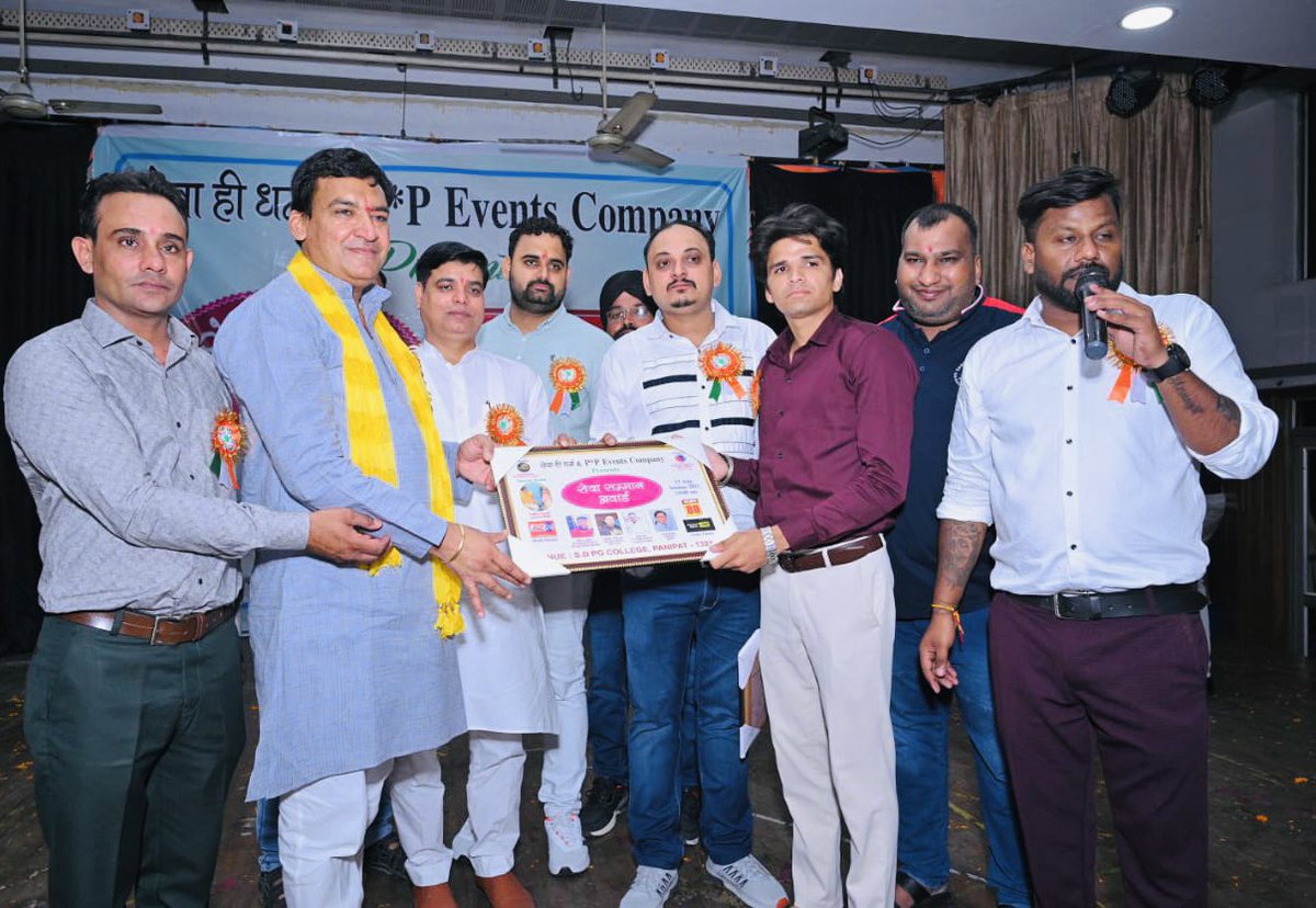 KARAN0706's tweet photo. Sammaan seva award 🥇 
Guru ji k charno mein 🙏🙏
@VidyutJammwal https://t.co/uB2O4ymLjk