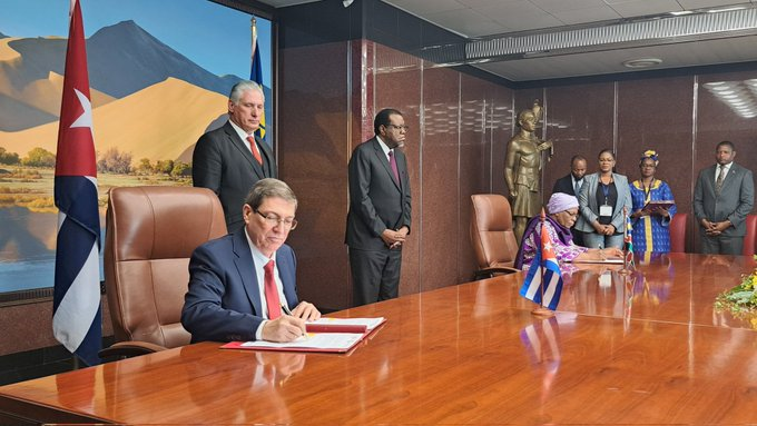 🇨🇺Cuba y Namibia firman acuerdos para fortalecer cooperación en beneficio mutuo.
#DíazCanelEnNamibia   #CubaNoEstáSola #MejorSinBloqueo
