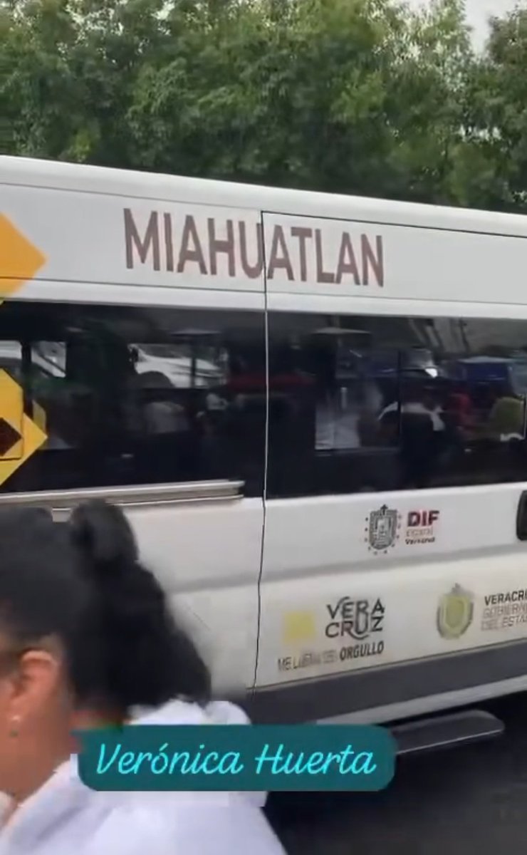 rodrigo_dector's tweet photo. Acarreadas que usaban vehículo oficial del DIF del Municipio de Miahuatlán agreden a golpes a la reportera Verónica Huerta, de AVC Noticias, al documentar el uso de recursos para el cierre del evento de #ClaudiaSheinbaum en #Xalapa #Veracruz https://t.co/om2d2BsQVk