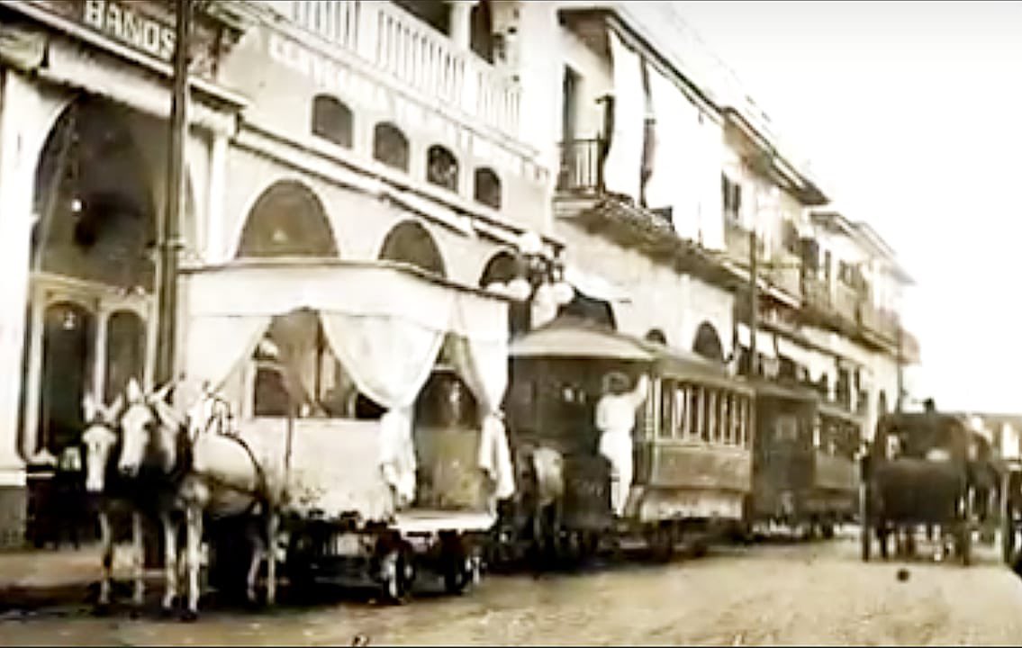 Fundacrover's tweet photo. Un día como hoy 27 DE AGOSTO de 1863, inicia el PRIMER TRANSPORTE URBANO DE PASAJEROS EN LA CIUDAD DE VERACRUZ con la "Compañía Anónima del Ferrocarril Urbano de Veracruz, movido a tracción animal desde la antigua estación del Camino de Fierro a San Juan, (1/2) https://t.co/ncVVFtYHTK