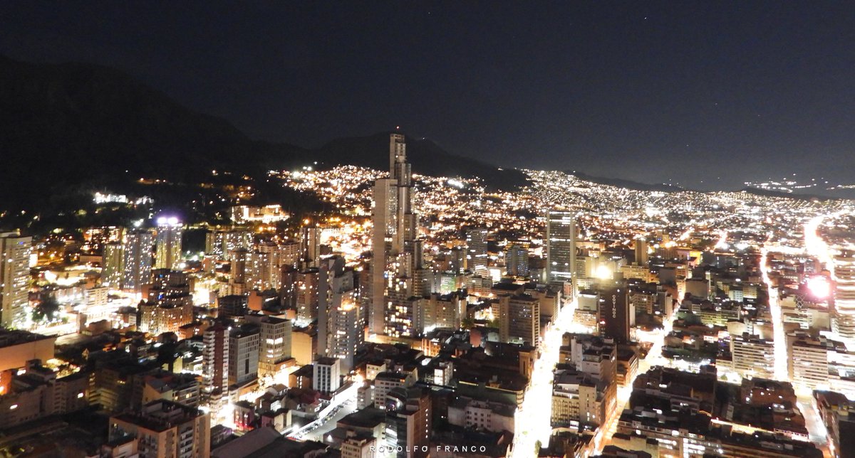 rodolfofrancoud's tweet image. Una panorámica nocturna desde la Torre Colpatria 😍
#torrecolpatria #colpatria #bogota #centro #panoramica #bacata #nikon #fotografia #nocturna