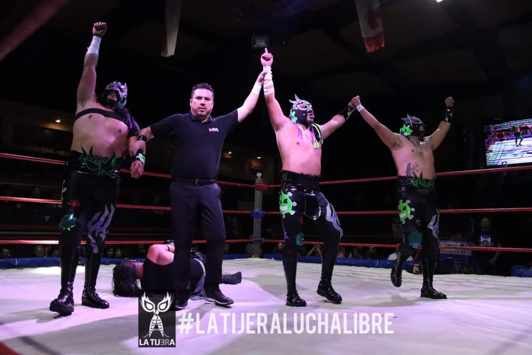 LaTijeraLucha's tweet photo. Una vez más #LaPandemia se coloca en la final por los campeonatos de tríos del Edo Mex,aprovecharon un error garrafal de #MrLeo que llegó en sustitución de #PumaDeOro,para apoyar a #Shocko y #HellBoy;al final hay golpes entre el integrante de los #LionsBrothers y el #RockeroIWRG https://t.co/l0MBt68eju