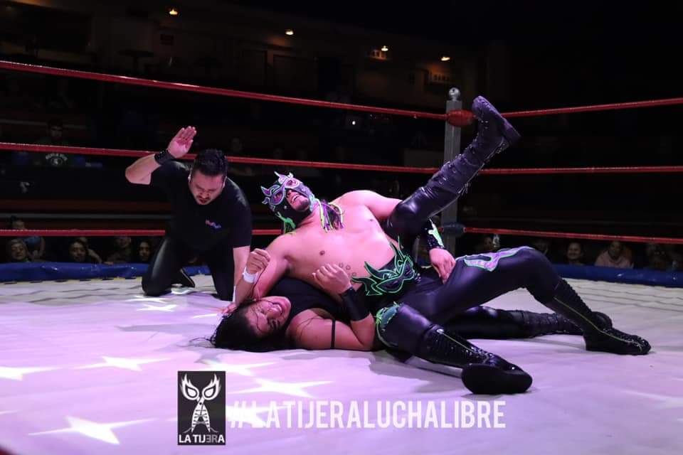 LaTijeraLucha's tweet photo. Una vez más #LaPandemia se coloca en la final por los campeonatos de tríos del Edo Mex,aprovecharon un error garrafal de #MrLeo que llegó en sustitución de #PumaDeOro,para apoyar a #Shocko y #HellBoy;al final hay golpes entre el integrante de los #LionsBrothers y el #RockeroIWRG https://t.co/l0MBt68eju
