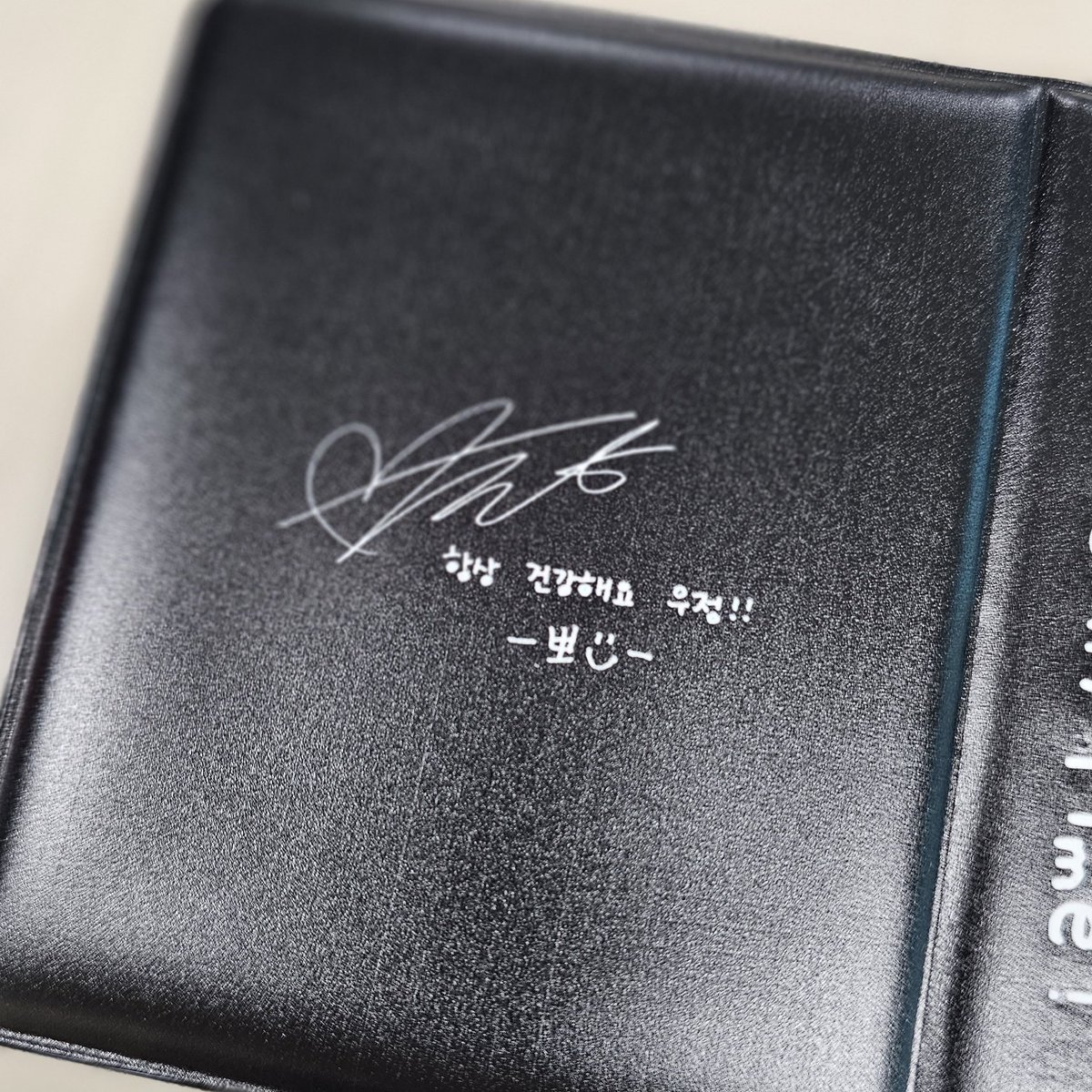 <a href="/peachbboya/">피치뽀</a>
럭드 1등 콜북 무사히 도착했습니다! 조금이라도 일찍 받겠다고 회사 근처로 부탁드려서 출근길에 픽업! 급한대로 지갑에 있던 김뽀야로 인증합니다!

다시 지연이 생카에 갔던 날이면 좋겠고, 지연이 생일인 것 같고.. 돌아가고 싶네요. 🥲

#뽀야는_28년째_검거_지연중
#its_bona_time