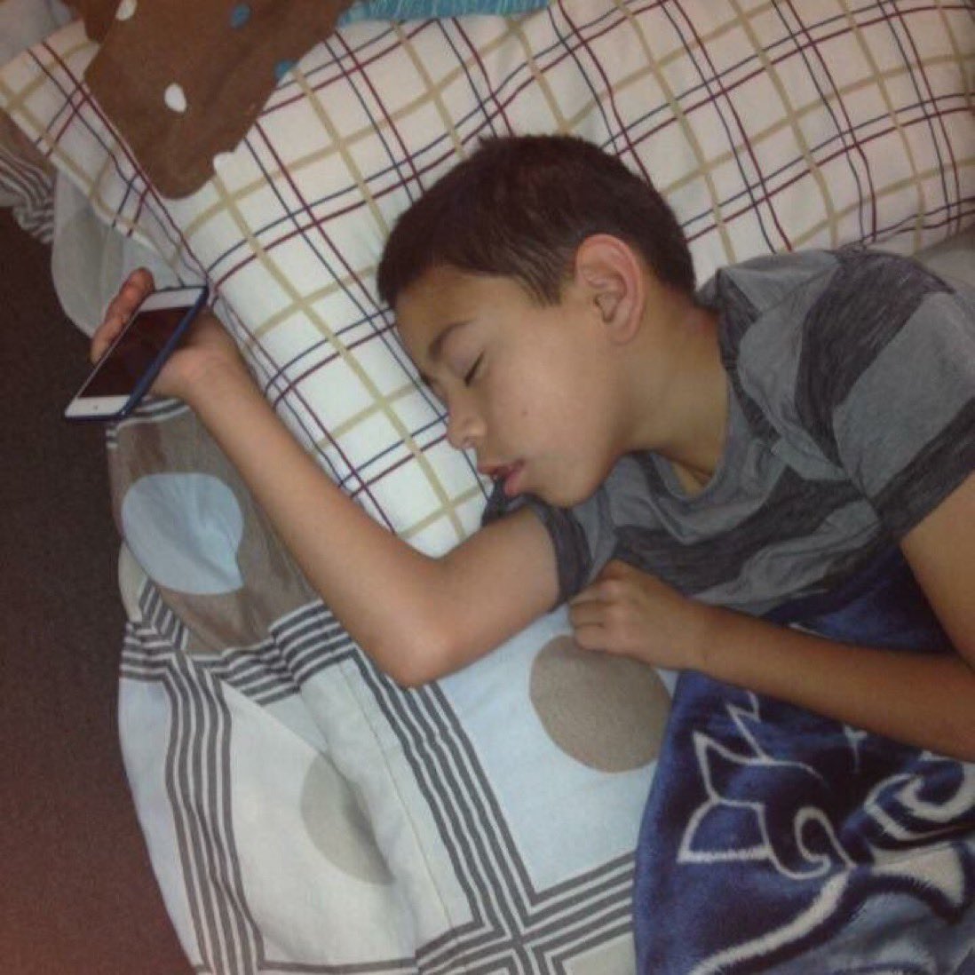 sinwaifai's tweet photo. mi novio a las 9.00 pm después de que igual dormimos seis horas por la tarde https://t.co/Zo0PI16ja2