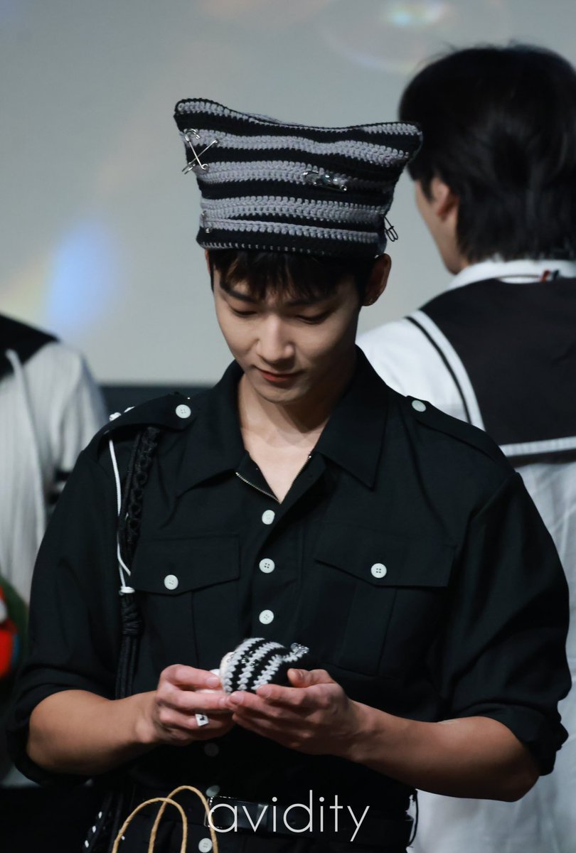 avidity_0223's tweet image. 230824 위드뮤
뽀빈이 너무 소듕히 다루는중 🥹
#더보이즈 #케빈 #KEVIN