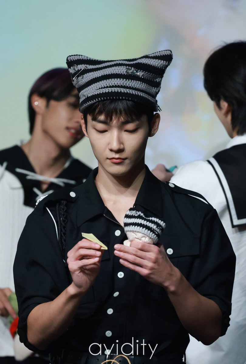 avidity_0223's tweet image. 230824 위드뮤
뽀빈이 너무 소듕히 다루는중 🥹
#더보이즈 #케빈 #KEVIN