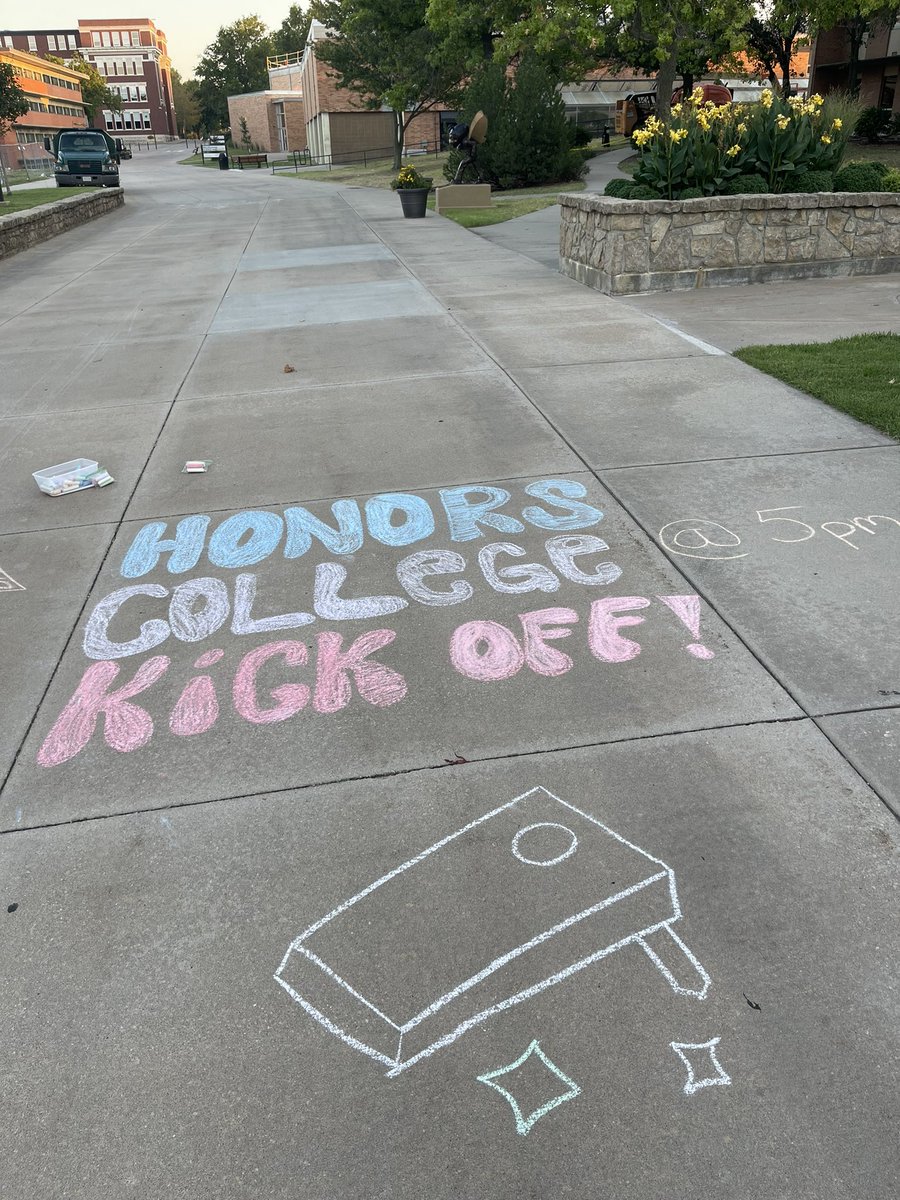 ESUHonors's tweet photo. Are you ready for the Kickoff!? We sure are! Tomorrow Monday, 28th @ 5pm at the Kellogg Circle Fountain⛲️ Everyone is welcome!! We'll have FREE food, music, games and more!!! 🍔🌭🍦😎

#EmporiaState #Stingersup #esu #EmporiaState https://t.co/impXSpLt0k