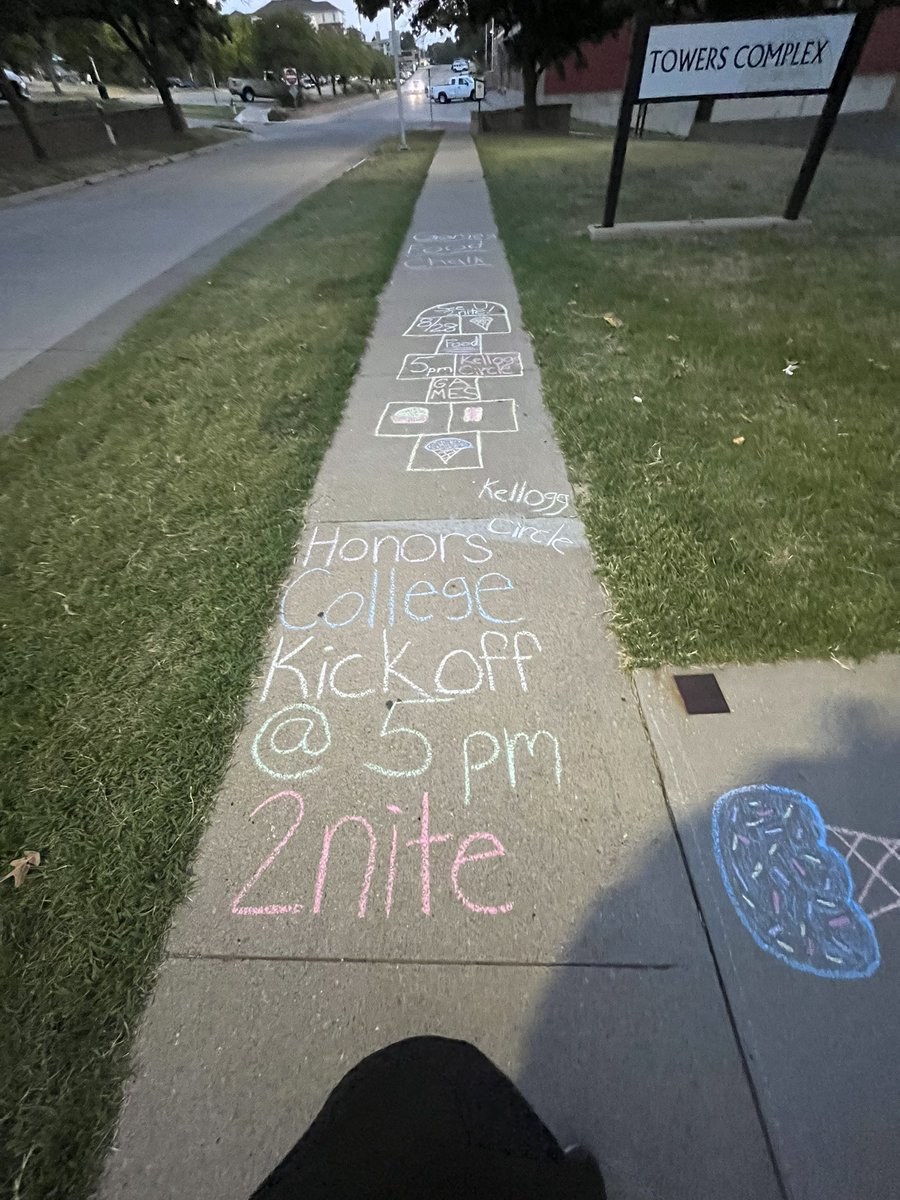 ESUHonors's tweet photo. Are you ready for the Kickoff!? We sure are! Tomorrow Monday, 28th @ 5pm at the Kellogg Circle Fountain⛲️ Everyone is welcome!! We'll have FREE food, music, games and more!!! 🍔🌭🍦😎

#EmporiaState #Stingersup #esu #EmporiaState https://t.co/impXSpLt0k