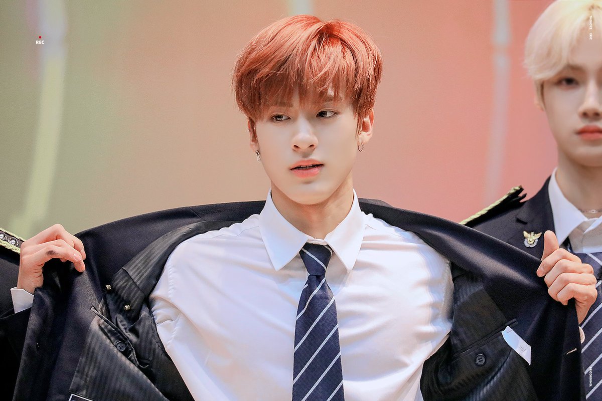 ꒱ 𐚁̸  ’ Salgo de mi cueva y es que no me podía permitir faltar a la gran celebración por el #𝙏𝘽𝙕𓈒࣪𖥔࣪𝒜nnive͜͡rsar𝕪, el tiempo corre rápido y parece irreal que ya son #2𝕐ears𓈒࣪𝑊ːT͟B͟Z͟, feliz aniversario y lo siento, pero me les robo al Chris 😚 ♡̵ ࣪  ༚